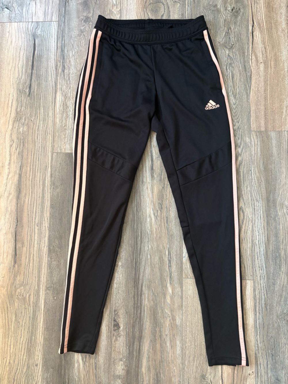 ✨•Adidas stripe joggers•✨